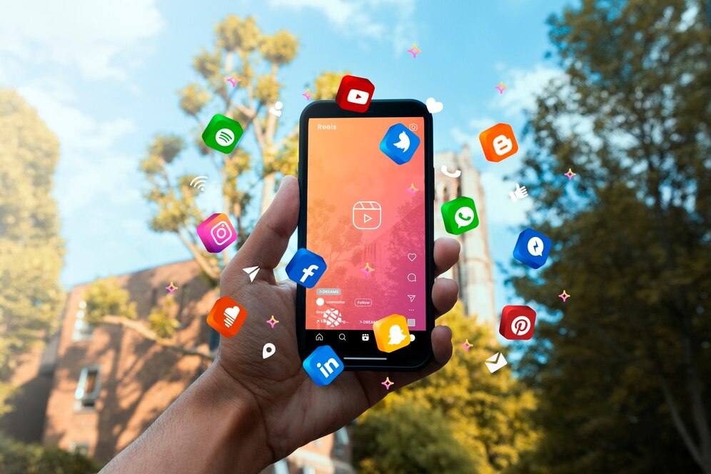 mano que sostiene concepto redes sociales telefonos inteligentes