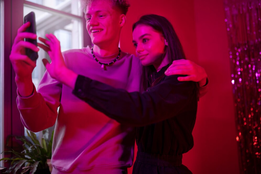 amigos tiro medio tomando selfie