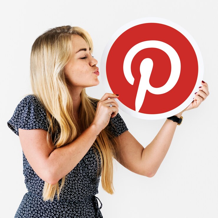 mujer que sopla beso icono pinterest