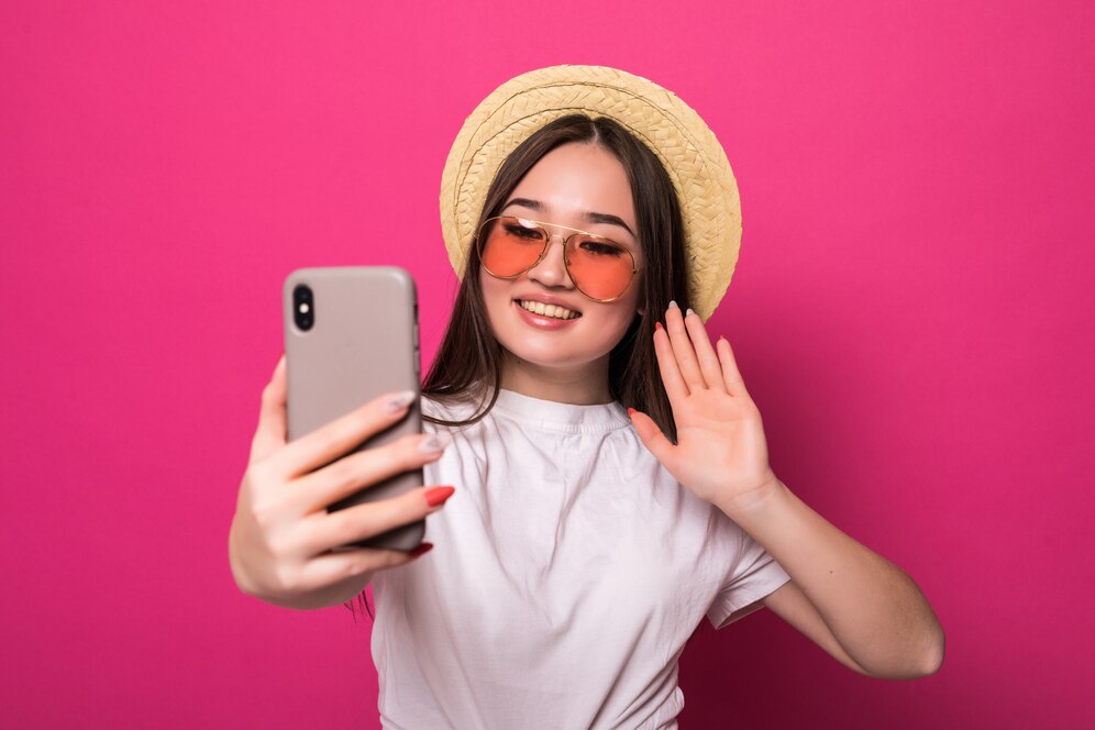 saludo mujer asiatica telefono intagram