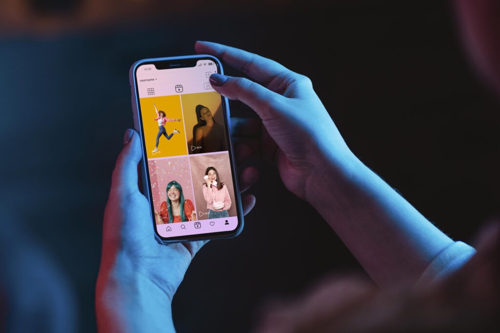 mujer con movil