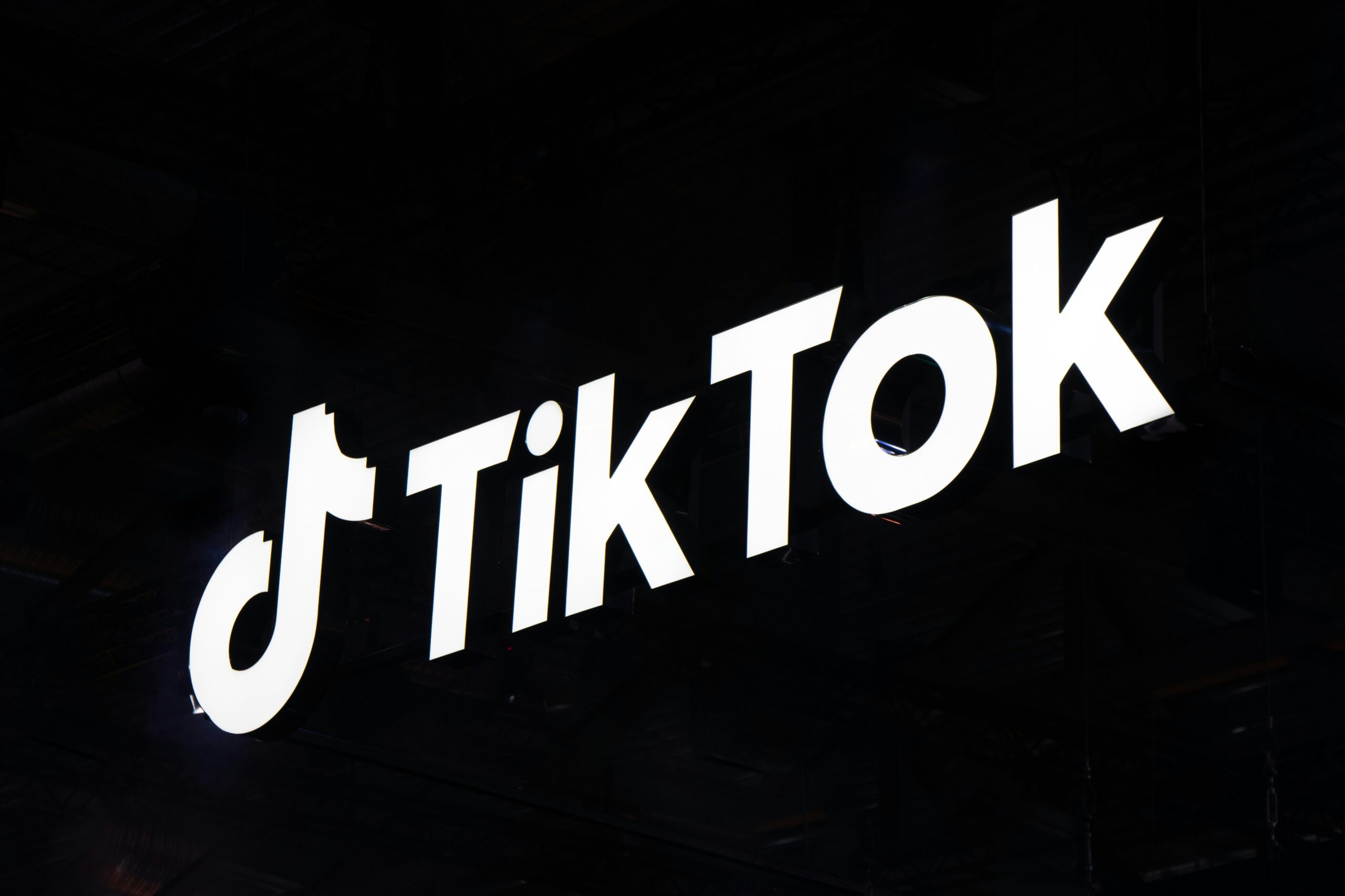 Errores que frenan tu éxito en TikTok jonathan-kemper-938fuMuOijw-unsplash