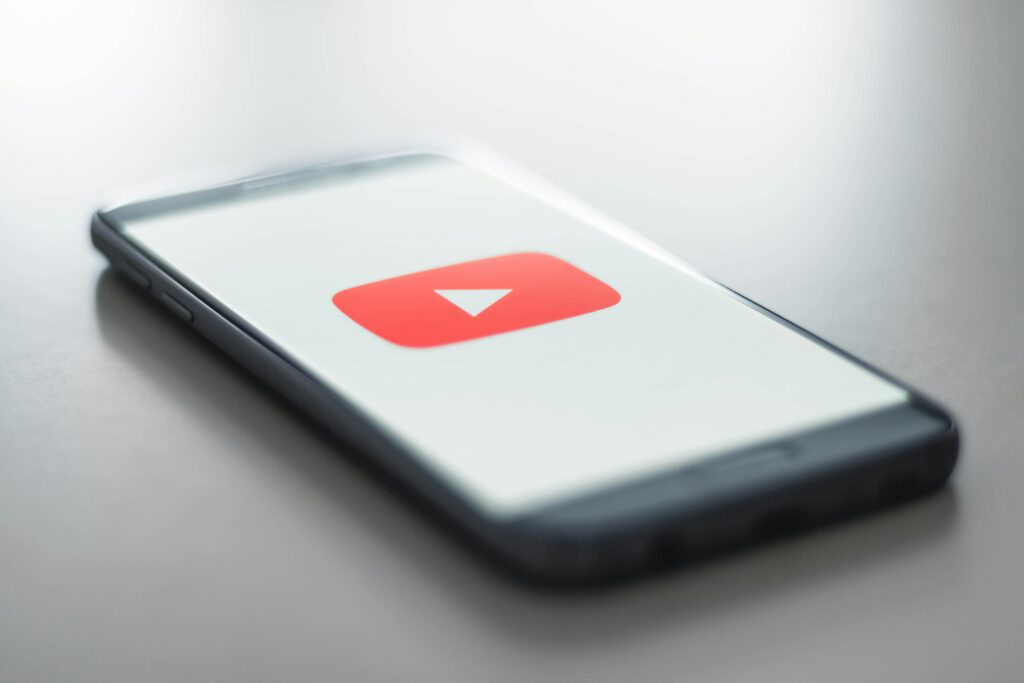 YouTube en alza con bajo presupuesto christian wiediger usWE9pOuTfE unsplash
